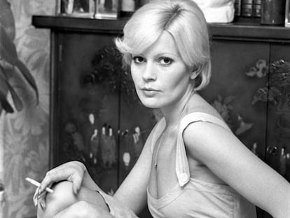 La artista de variedades Barbara Rey en su casa. Madrid, 1974