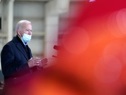 Joe Biden durante comício em 30 de outubro no aeroporto de MMilwaukee.