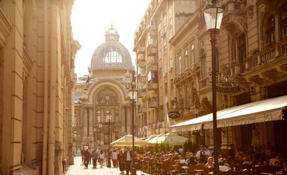 Terraza de un café en el casco antiguo de Bucarest.