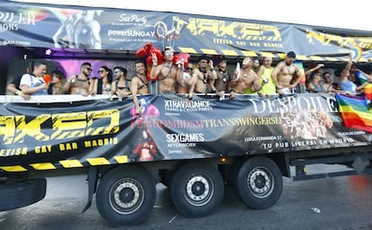 Ambiente en una de las 52 carrozas que participan en el desfile del World Pride 2017, durante su recorrido esta tarde por la calles de Madrid. 