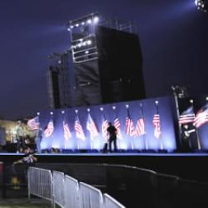 Trabajadores preparan el escenario donde el candidato presidencial demócrata, el senador Barack Obama, hablará ante sus seguidores en el Grant Park de Chicago.