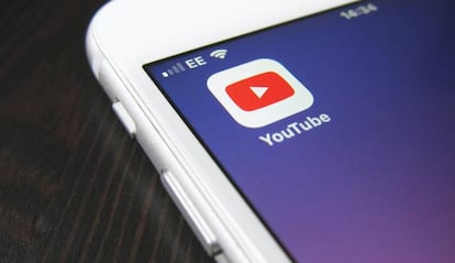 Icono de YouTube en un teléfono