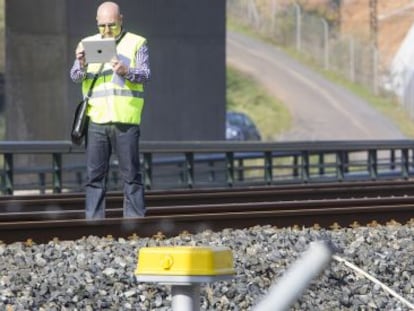 El perito Ángel Luis Sanz, durante la inspección de la vía de Angrois