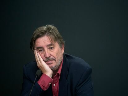 El escritor Luis García Montero en la presentación de su poemario ‘Un año y tres meses’, en el Círculo de Bellas Artes, el jueves.