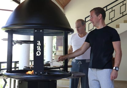 Depois do treino, Putin e Medvedev fizeram churrasco.