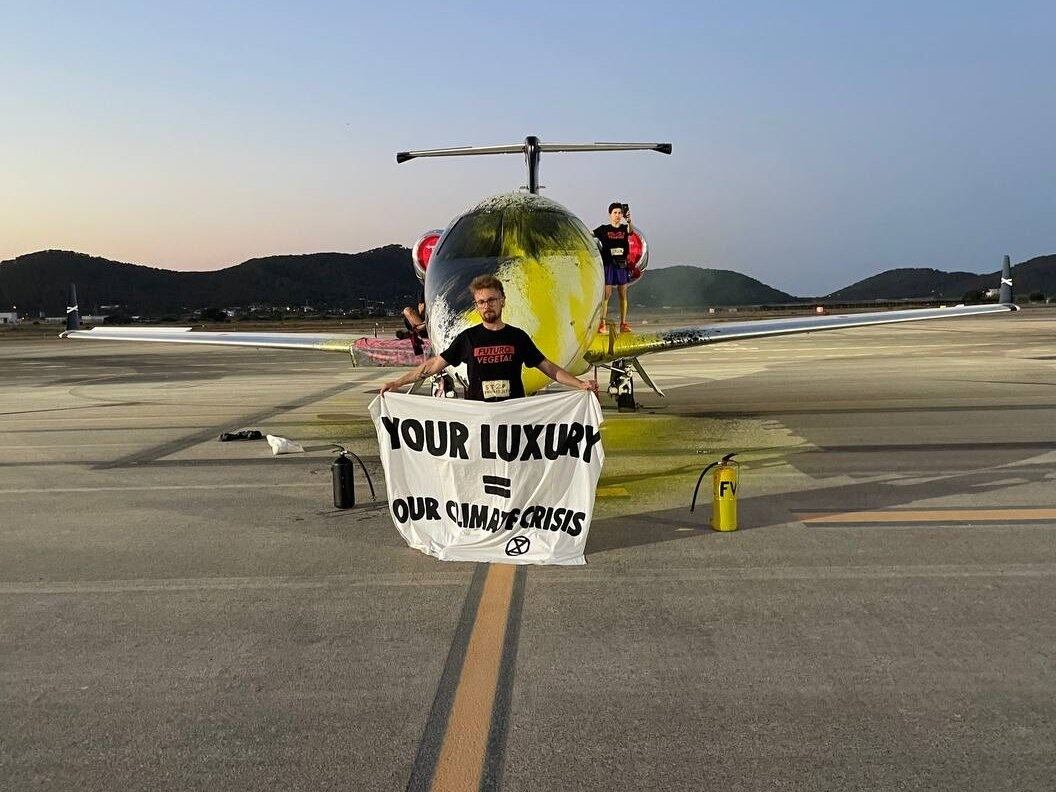 Tres activistas de Futuro Vegetal rocían con pintura y se pegan a un jet privado en el aeropuerto de Ibiza, en julio de 2023. 