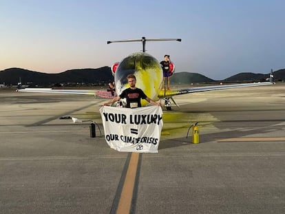 Tres activistas de Futuro Vegetal rocían con pintura y se pegan a un jet privado en el aeropuerto de Ibiza, en julio de 2023. 