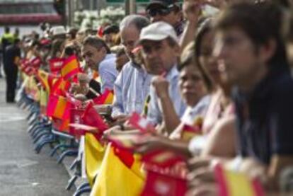 Los primeros ciudadanos se congregan desde primera hora de la ma&ntilde;ana en la calles del recorrido que har&aacute;n los Reyes tras la proclamaci&oacute;n de Felipe VI en las Cortes.