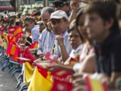 Los primeros ciudadanos se congregan desde primera hora de la ma&ntilde;ana en la calles del recorrido que har&aacute;n los Reyes tras la proclamaci&oacute;n de Felipe VI en las Cortes.