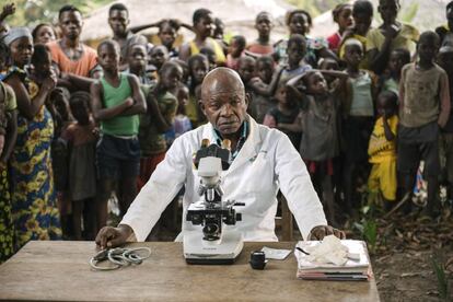 Victor Kande, responsable de los ensayos clínicos, en Lwano (República Democrática del Congo).