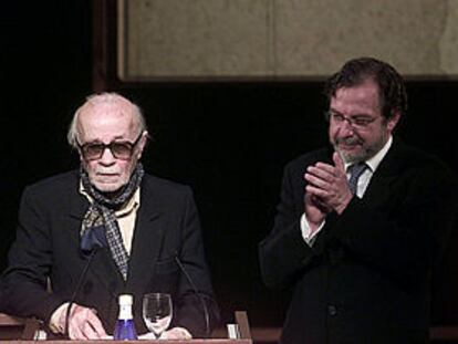 El escritor Ernesto Sábato interviene en la entrega de los premios ante Juan Luis Cebrián.