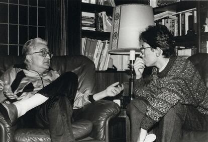 Mariano Ozores (a la izquierda), junto a David Trueba, en 1988, cuando tuvo lugar esta entrevista. Trueba era entonces un estudiante de Periodismo.