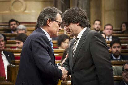 Artur Mas y Carles Puigdemont, durante el debate de investidura de este último en enero de 2016.