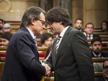 Artur Mas y Carles Puigdemont, durante el debate de investidura de este último en enero de 2016.