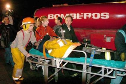 Miembros del cuerpo médico atienden a un bombero con principio de asfixia, a la entrada del centro comercial de Buenos Aires.