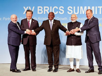De izquierda a derecha: El presidente de Brasil, Luiz Inacio Lula da Silva, el presidente de China Xi Jinping, el presidente de Sudafrica Cyril Ramaphosa, el primer ministro de la India Narendra Modi y el ministro de relaciones exteriores de Rusia Sergei Lavrov, en la cumbre de los BRICS celebrada a finales de agosto