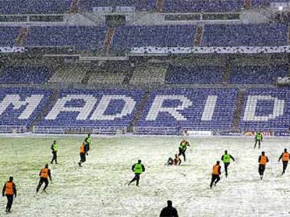 Los jugadores del Borussia de Dortmund, entrenándose anoche bajo una nevada en el estadio Bernabéu.