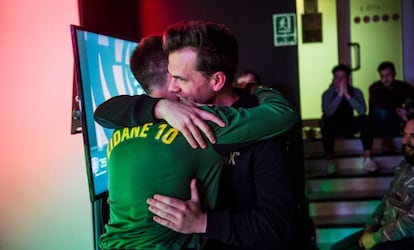 Sergio Espier abraza a Zidane 10 tras un triunfo en una jornada de la fase previa a la final de la Virtual LaLIga eSports Santander.