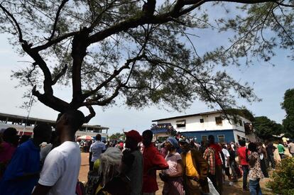 Colas para poder votar en las elecciones presidenciales en un colegio electoral de Monrovia, Liberia.