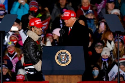 Donald Trump y Lil Pump en un acto en Michigan poco después de que Donald se equivoque con el nombre del rapero al presentarlo a la audiencia.