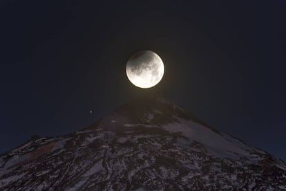 Un eclipsi de lluna vist des del Teide el 2014.