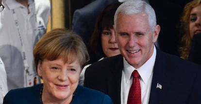 La canciller alemana, Angela Merkel, y el vicepresidente de EE UU, Mike Pence, el s&aacute;bado en la Conferencia de Seguridad de M&uacute;nich. 