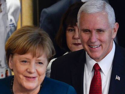 La canciller alemana, Angela Merkel, y el vicepresidente de EE UU, Mike Pence, el s&aacute;bado en la Conferencia de Seguridad de M&uacute;nich. 