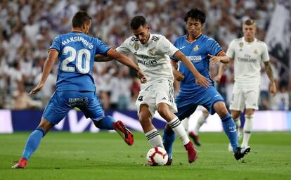 Dani Ceballos del Real Madrid, rodeado por dos jugadores del Getafe.