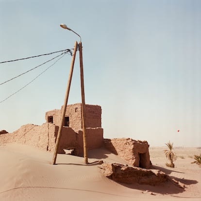 La desertificación se consuma. En el oasis de M’hamid El Ghizlane, las dunas se mueven y degluten todo a su paso. Abril de 2022. 