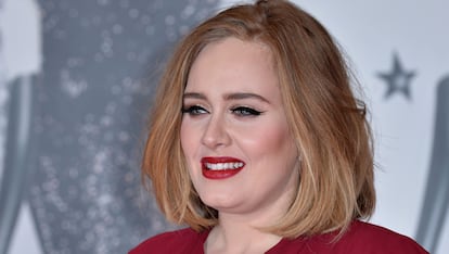 Adele

La reina del cardado confesó a la revista Glamour que lava su cabello solo con agua. Sin embargo, tal y como apuntó su estilista la cosa cambia cuando la prepara para un evento. En este caso, la cantante se lava el cabello, aplica serum, lo seca, lo moldea y lo fija con laca.