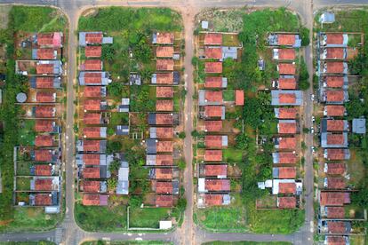 Vista de los RUC (Reasentamientos Urbanos Colectivos). Muchas de las familias que fueron expulsadas de sus territorios a orillas o cerca del río Xingú, fueron realojadas en los RUC, en casas de albañilería simple, que no se adaptan a las diferentes necesidades de cada familia. Algunos afectados dicen que incluso ni siquiera fue respetada su voluntad de vivir junto a sus antiguos vecinos; fueron distribuidos aleatoriamente en distintos barrios, lo que llevó a diversos conflictos territoriales.