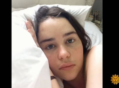 La actriz Emilia Clarke, a su paso por el hospital tras ser operada.