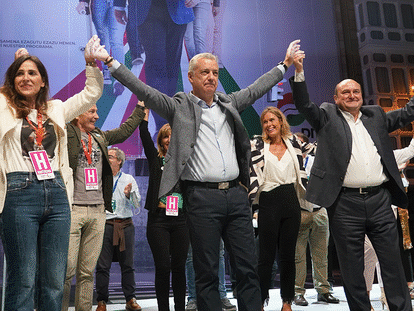 Iñigo Urkullu y Alberto Núñez Feijóo celebran sus respectivas victorias electorales este 12-J en el País Vasco y Galicia, respectivamente.