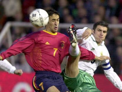 Williams le saca un balón a Raúl delante de la cara.