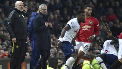 Mourinho observa a Rashford, Aurier y Sissoko, desde la banda.