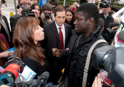 La candidata del PPC, Alicia Sánchez-Camacho, defiende su política de inmigración ante un joven senegalés de 30 años en paro que la ha abordado en la calle durante la visita que ha realizado esta mañana a un mercadillo callejero de Viladecans (Barcelona).