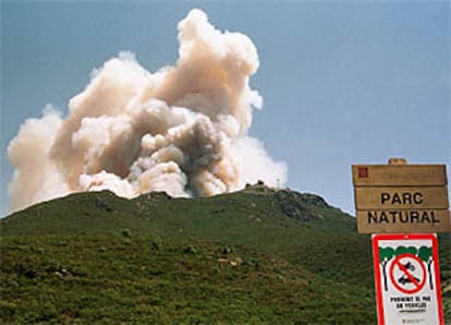 El fuego ha avanzado a lo largo de la tarde hacia el Parque Natural del Cap de Creus, en Cadaqués.