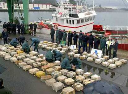 Agentes de aduanas posan con la cocaína intervenida en Vilagarcía de Arousa.