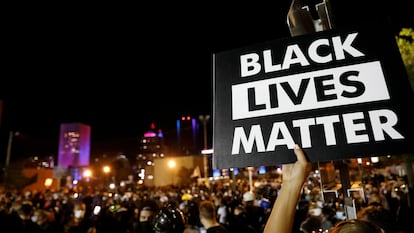 Um cartaz do movimento Black Lives Matter, em Nova York, em março de 2020.