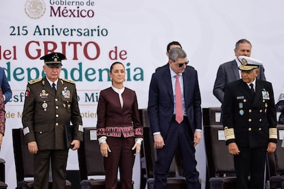 Ricardo Trevilla, Claudia Sheinbaum, Jesús María Tarriba y Raymundo Pedro Morales, durante el desfile militar.