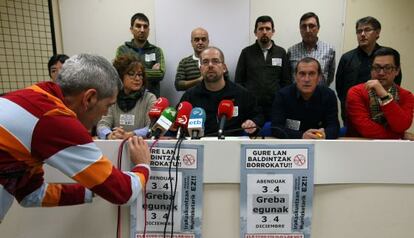 Un momento de la rueda de prensa de los sindicatos en Bilbao.