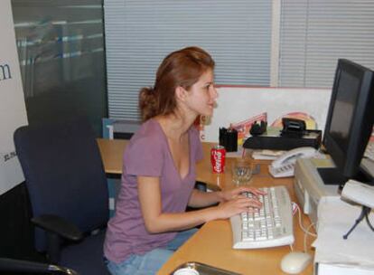 La actriz Marian Aguilera, respondiendo a la entrevista digital en ELPAÍS.com
