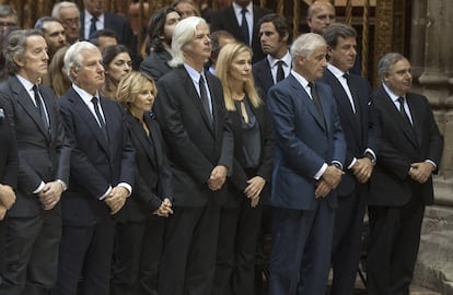 Los hijos de la duquesa de Alba y su viudo, Alfonso Díaz, en el funeral de su madre, el 21 de noviembre de 2014 en Sevilla. GTRESONLINE