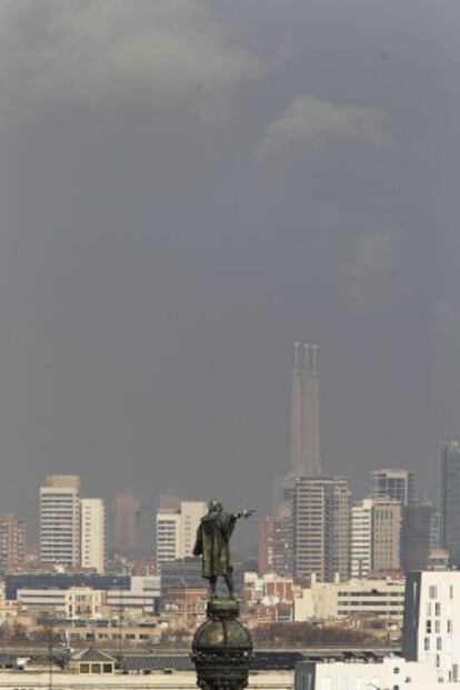 Barcelona con la contaminación de fondo.