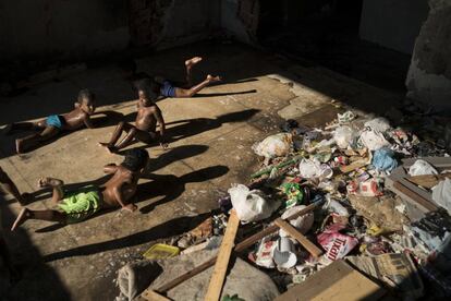 La subsistencia de muchas familias que viven en las cientos de favelas o tugurios de Río es cada vez más dura y precaria.