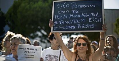 Protesta per tancar el CIE de la Zona Franca el juny passat.