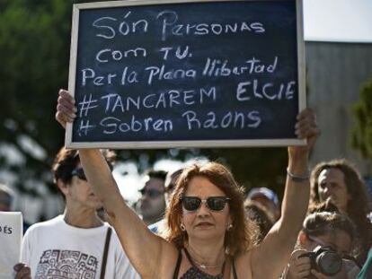 Protesta per tancar el CIE de la Zona Franca el juny passat.