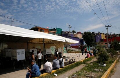 La gente espera votar para gobernador del Estado de México en una casilla en Ecatepec,
