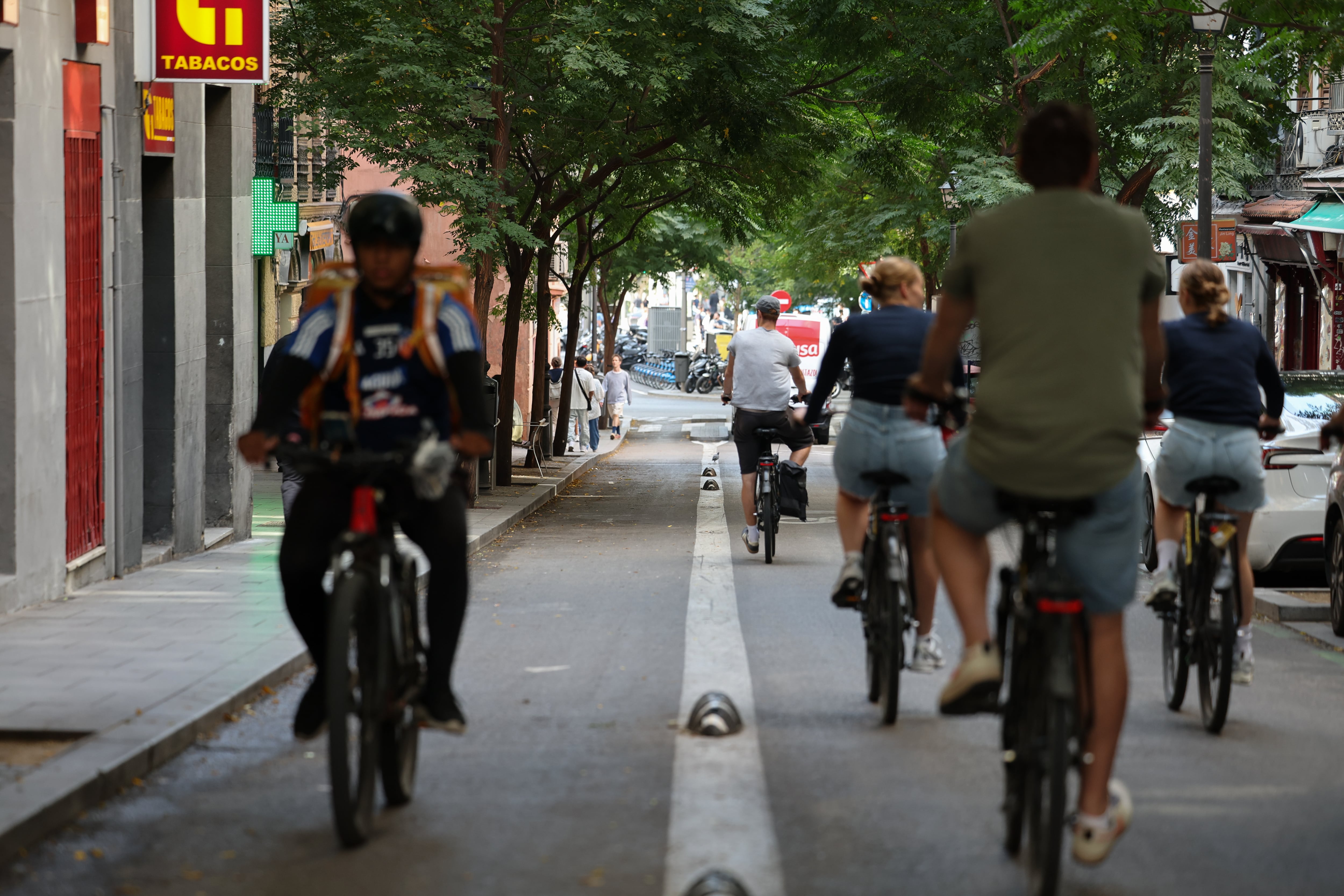 Bicicletas a contrasentido por la calle Reyes de Madrid, este martes.