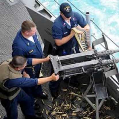 Los armadores logran que Defensa apoye las armas pesadas en los atuneros